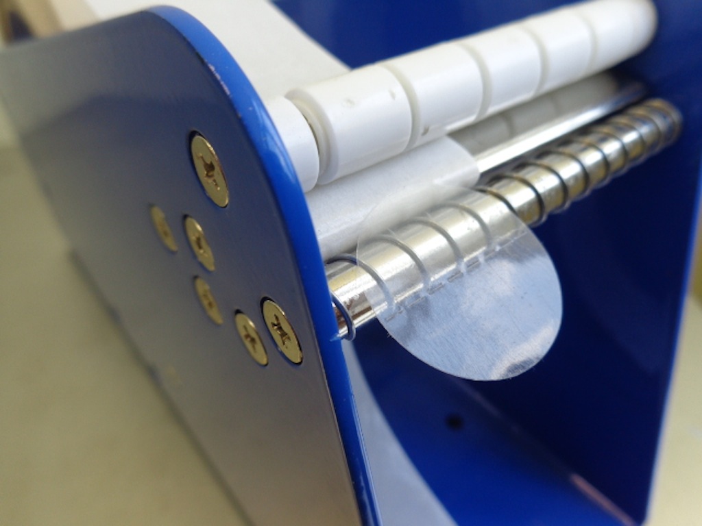 Диспенсер этикеток шириной 75 мм. Для 1-3 роликов с разными этикетками Диспенсер этикеток шириной 75 мм. Для 1-3 роликов с разными этикетками